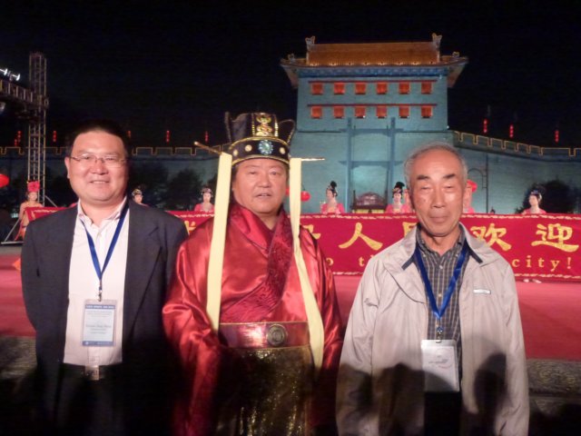 p1010460thomasandsadaoki.jpg